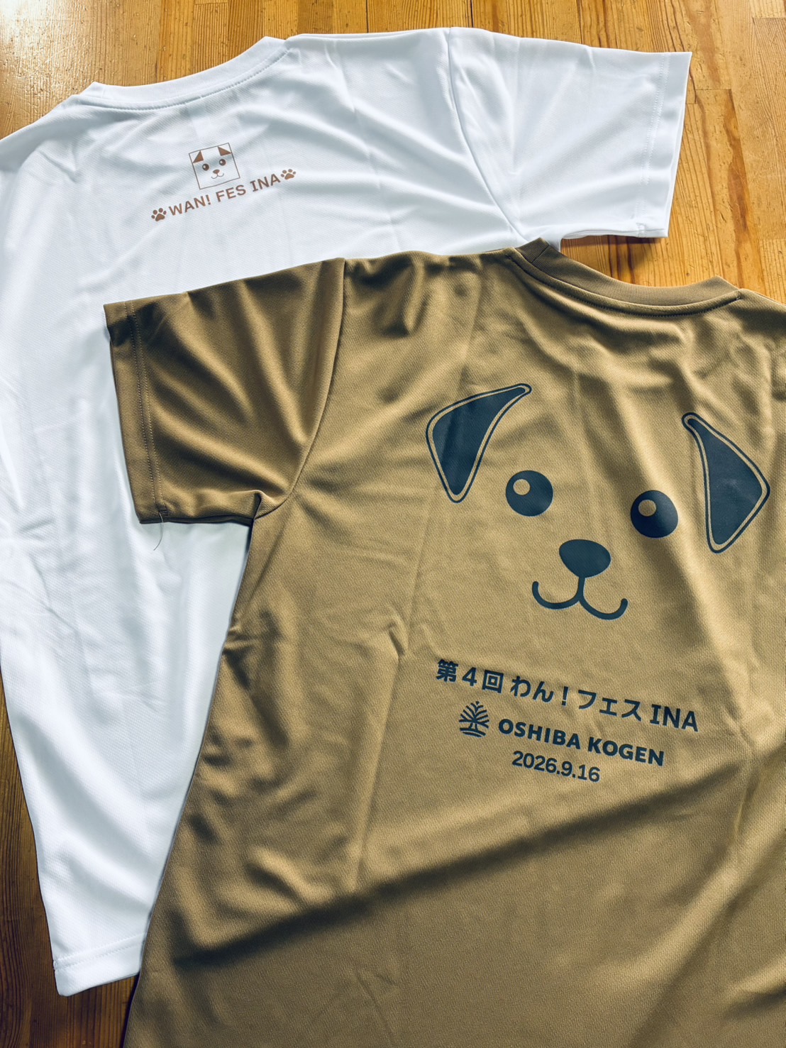 Tシャツの背面。ブラウンには第4回・大芝高原・2026年9月16日の記念プリント、白には犬のマーク。