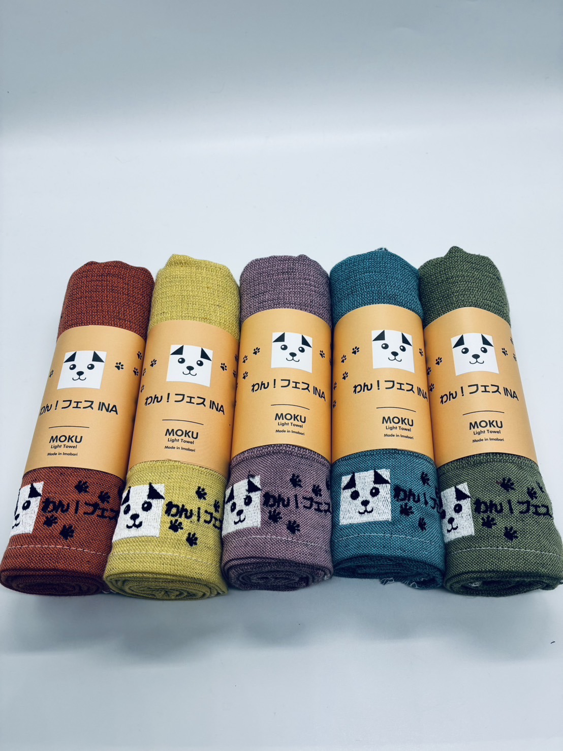 MOKUタオルの犬のマークとワンフェスの文字。