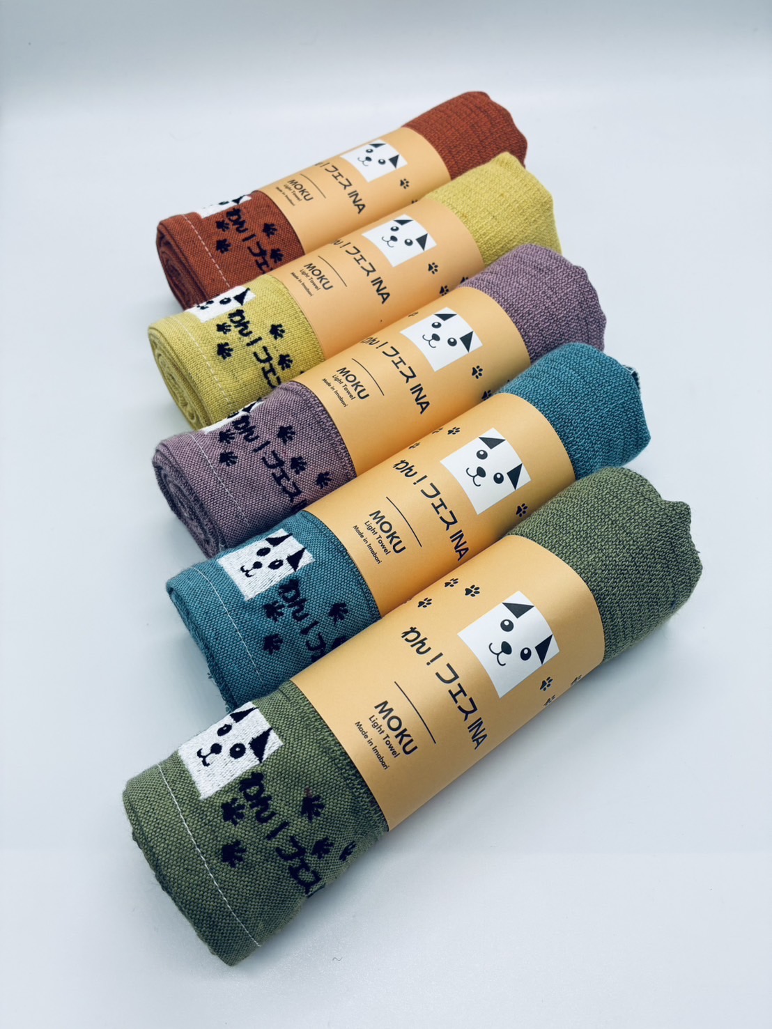 5色のMOKUタオルを斜めに並べた写真。
